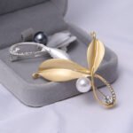 Fashion Vintage Rhinestone Brooch Pin - Image 3